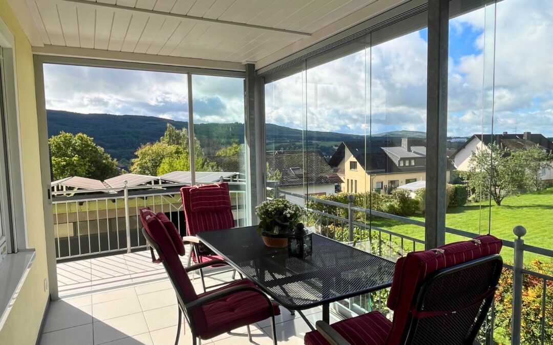 Sommergarten am Balkon in Kinderbeuern – Glasschiebeanlage & Vorbau-Markisen