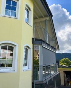 Glastüren mit senkrechtem Sonnenschutz - Kinderbeuren