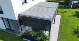 Terrassenüberdachung mit drehbaren Lamellen