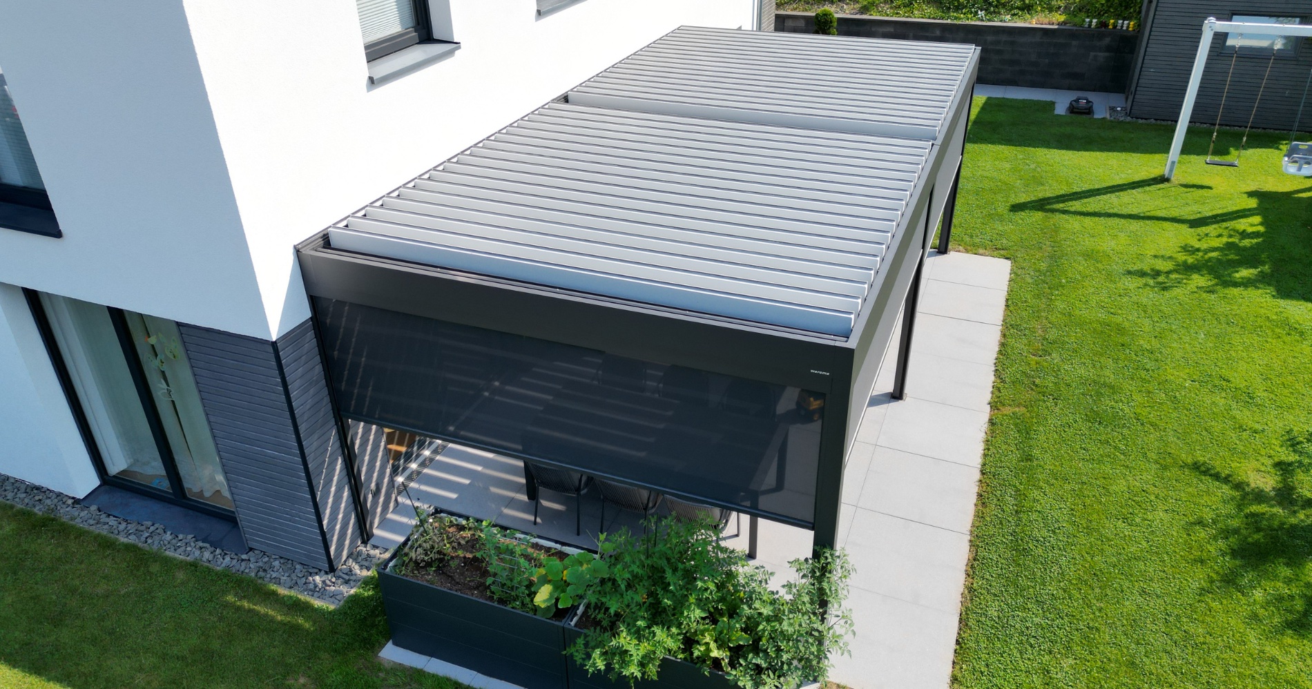 Terrassenüberdachung mit drehbaren Lamellen