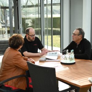 Herr Becker im Beratungsgespräch mit Kunden